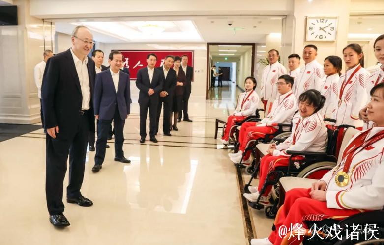 尹力与参加第十五届全运会等赛事的北京运动员教练员代表及群众体育先进代表座谈 尹力与参加第十五届全运会等赛事的北京运动员教练员代表及群众体育先进代表座谈